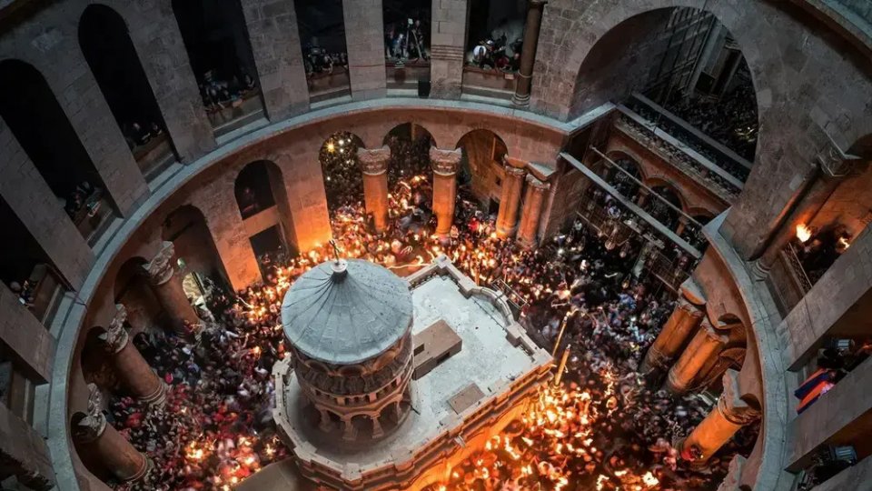 Lumina Sfântă de la Ierusalim, adusă sâmbătă seara în România I VIDEO