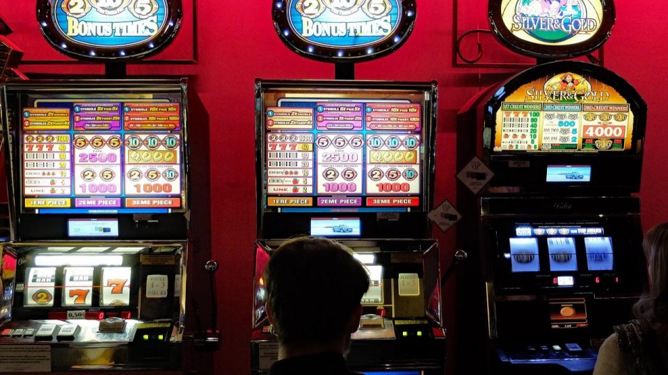 Legea care limitează activitatea sălilor de jocuri de noroc a fost promulgată