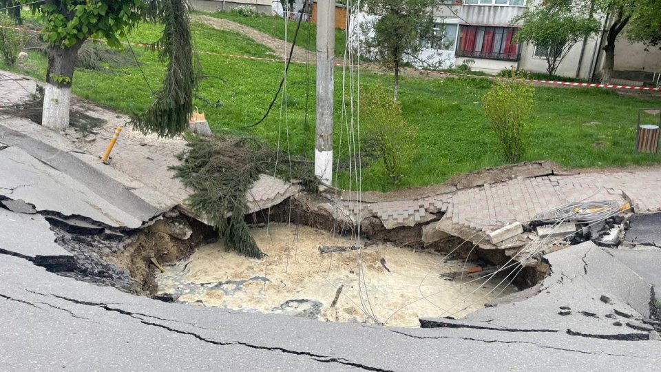 Încă un bloc de locuinţe din oraşul Slănic Prahova a fost evacuat din zona afectată de surparea unei străzi