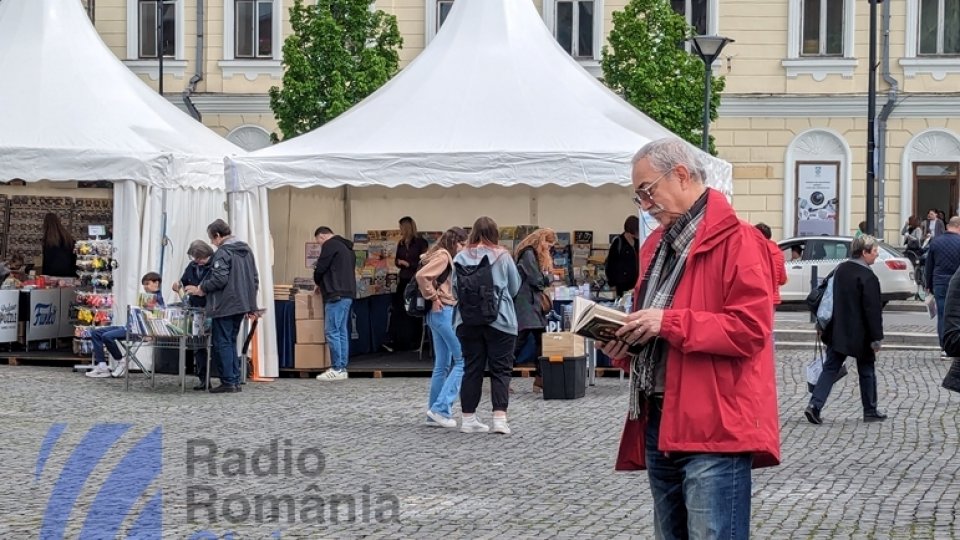 În Piaţa Unirii din Cluj Napoca este în plină desfăşurare Târgul de carte Gaudeamus - Radio România