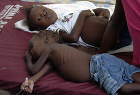 Copiii care suferă de holeră aşteaptă să primească tratament la un spital din Haiti.