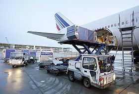 Oprirea transporturile aeriene poate afecta grav comerţul internaţional.