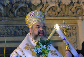 Preafericitul Părinte Patriarh Daniel a oferit credincioşilor lumina sf&acirc;ntă adusă de la Ierusalim.