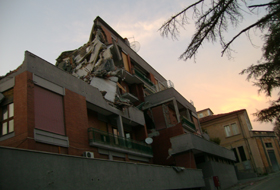 &Icirc;n urma cutremurului din 6 aprilie, &icirc;n oraşul italian L`Aquila multe din clădiri au fost afectate serios de undele seismice.