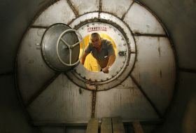 Un membru al Institutului din Moscova care se ocupă de experiment, prezintă exteriorul capsulei.