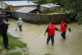 Inundaţiile puternice au ucis 10 persoane &icirc;n nordul Moldovei.