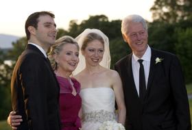 Marc Mezvinsky, Hillary Clinton, Chelsea Clinton şi Bill Clinton (de la st&acirc;nga la dreapta).
