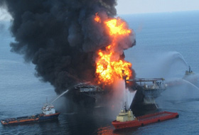  Scufundarea platformei petroliere Deepwater Horizon a provocat unul dintre cele mai mari dezastre ecologice din ultimele decenii.