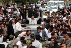 Preşedintele Iranului, Mahmoud Ahmadinejad &icirc;n cadrul vizitei sale &icirc;n oraşul Hamedan.