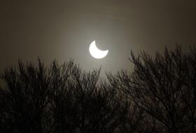Medicii recomandă ca eclipsa să nu fie urmărită cu ochiul liber.