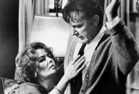 Elizabeth Taylor şi Richard Burton &icirc;n filmul &quot;Who's Afraid of Virginia Woolf&quot;.