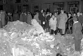 Nicolae Ceauşescu vizit&acirc;nd zonele din Bucureşti, devastate de cutremurul din 4 Martie 1977.