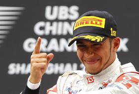Pilotul echipei McLaren-Mercedes, Lewis Hamilton &icirc;nvingător al MP al Chinei.