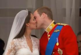 Prinţul William şi noua lui soţie se sărută &icirc;n balconul Palatului Buckingham. Captură PBS.
