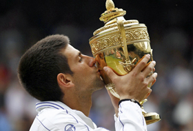 S&acirc;rbul Novak Djokovici, cu trofeul de la Wimbledon.