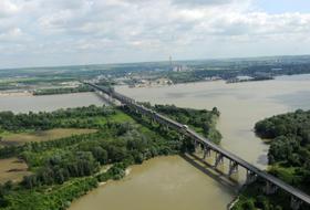 Podul Giurgiu-Ruse de peste Dunăre.
