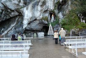             Lourdes, Franța - Grotta Massabielle