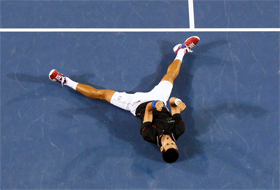 Novak Djokovic sărbătoreşte victoria.