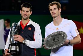 C&acirc;ştigătorul turneului de la Shanghai, Novak Djokovic (st&acirc;nga) şi finalistul ediţiei, Andy Murray (dreapta).