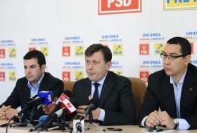 Daniel Constantin (stg.), preşedintele PC, Crin Antonescu (ctr.),   preşedintele PNL şi Victor Ponta, preşedintele PSD.