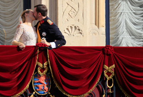Marele-duce moştenitor al Luxemburgului, Guillaume, &icirc;şi sărută proaspăta soţie.