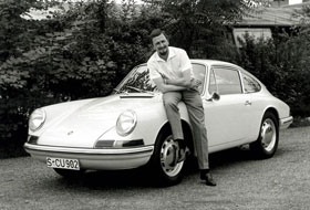 Ferdinand Alexander Porsche şi celebra maşină sport.