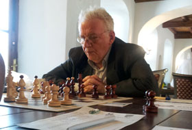Marele maestru la şah Mihai Şubă &icirc;n timpul turneului de veterani de la Bucureşti, mai 2012.