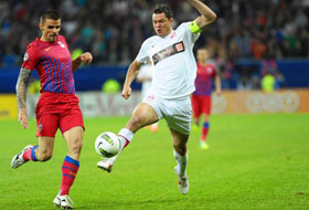 Meciul FC Steaua (echipament roşu) - FC Dinamo (echipament alb).