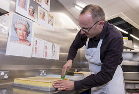 Gerhard Jenne pregăteşte prăjiturile pentru portretul regal.