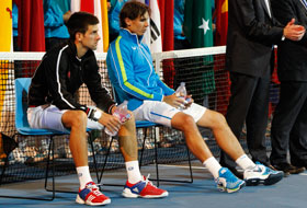 Novak Djokovic (st&acirc;nga) şi Rafael Nadal.