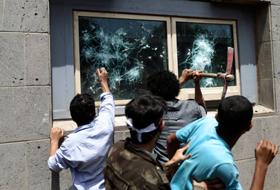 Manifestanţi yemeniţi atacă ambasada SUA la Sanaa.