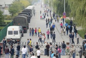 Muncitori la intrarea &icirc;n parcul industrial Foxconn din Taiyuan.