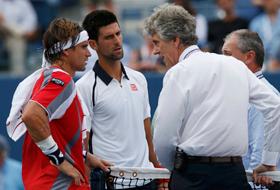  Directorul turneului US Open, Brian Early (dreapta) &icirc;i informează pe jucătorii Novak Djokovic(centru) şi David Ferrer (st&acirc;nga) de suspendarea partidei din cauza condiţiilor meteo. Sursa: Reuters.