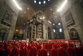 Cardinali &icirc;n bazilica Sf&acirc;ntul Petru. Sursă Reuters.