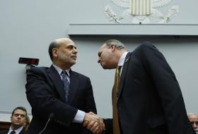 Ben Bernanke, preşedintele Trezoreriei SUA, alături de congresmanul Dale Kildee. Sursă Reuters.