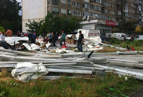 T&acirc;rg de &icirc;mbrăcămite &icirc;n zona Baba Novac, distrus de furtuna din Bucureşti.