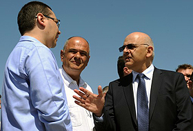 Premierul Victor Ponta (st&acirc;nga) şi secretarul de stat din ministerul sănătăţii, Raed Arafat (dreapta).