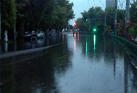 Inundaţii &icirc;n Capitală din cauza ploilor torenţiale.