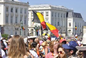 Belgienii au ieşit &icirc;n stradă pentru a marca schimbarea suveranului. Foto Cerasela Rădulescu.