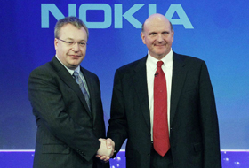 Directorul general Nokia, Stephen Elop (st&acirc;nga)şi şeful executiv al Microsoft  Steve Ballmer (dreapta).