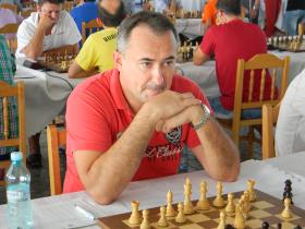 Marele maestru Vladislav Nevednichy a c&acirc;ştigat toate partidele jucate la campionatul de şah pe echipe, Mamaia 2013.