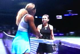 Simona Halep și Serena Williams la finalul partidei.