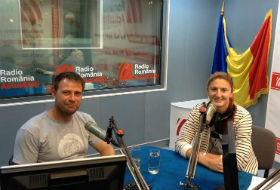 Irina Begu și antrenorul Artemon Apostu Efremov &icirc;n studioul Radio Rom&acirc;nia Actualități.