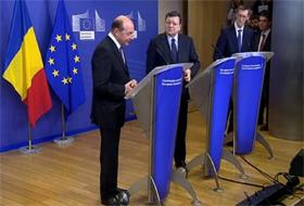 Preşedintele Traian Băsescu (st&acirc;nga) şi preşedintele CE, Jose Manuel Barroso (centru). Bruxelles 14.02.2014.