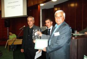  George Nuţă (dreapta) a primit &quot;Diploma de Merit&quot; şi &quot;Trofeul de Cristal&quot;.