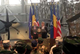 Vicepreşedintele SUA, Joe Biden şi ministrul rom&acirc;n al apărării, Mircea Duşa.