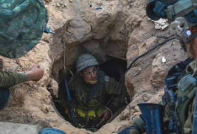 Militar israelian cercetează intrarea &icirc;ntr-un tunel al Hamas.