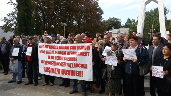 Pensionarii gălățeni protestează, octombrie 2015.