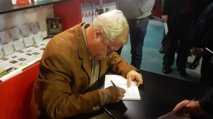 Răsvan Popescu acordă autografe la T&acirc;rgul de Carte Gaudeamus.