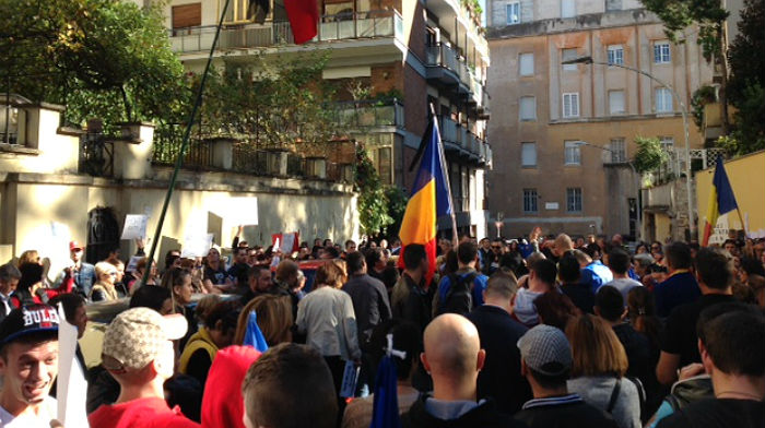 Proteste la Ambasada Rom&acirc;niei din Roma.